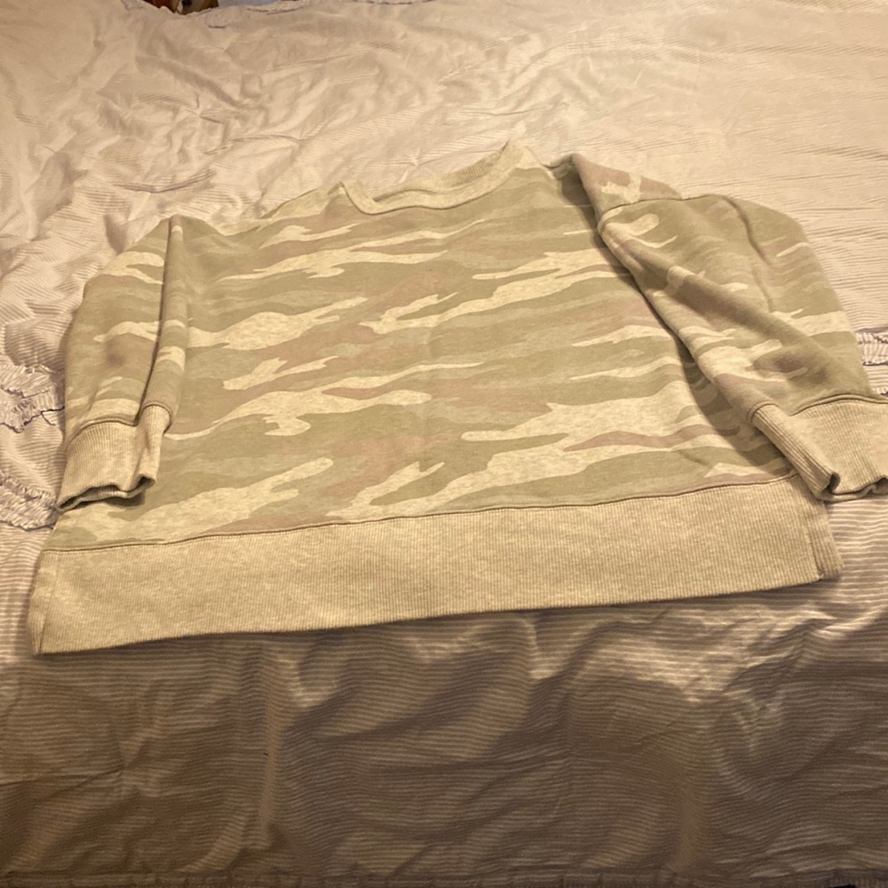 Adorable Aerie Camo split Side Sweatshirt Medium.